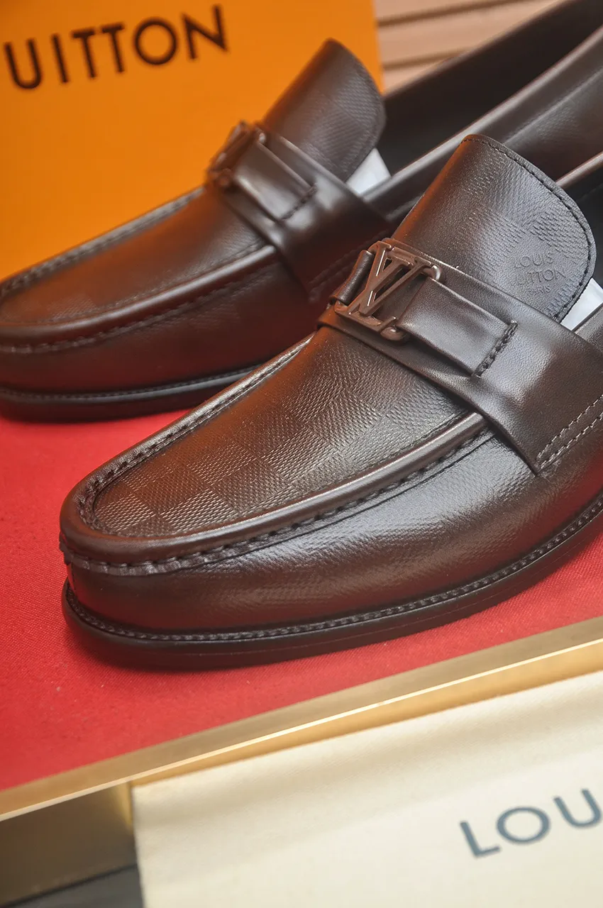 Men's men's shoes 💰540💶 [LV] (original single cowhide lining) 🍀LV's latest genuine leather business suit shoes are launched simultaneously on the official website. The first-layer cowhide imported from Italy is made of heavy gold, 💥official website 1:1 rubber outsole. Versatile to wear, high-end without losing class, and the color combination is extraordinary. This four-season style is alluring when worn on your feet, showing off your big-name flair. Standard code 39-45 (45 customized)